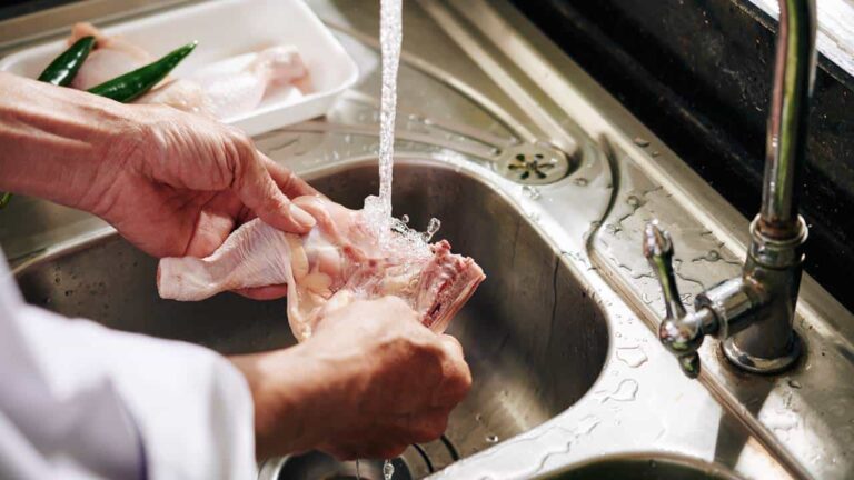 4 alimentos que você NUNCA deve lavar antes de consumi-los