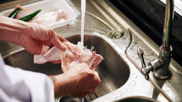 Esta é a forma mais segura de lavar frango na cozinha para evitar contaminação