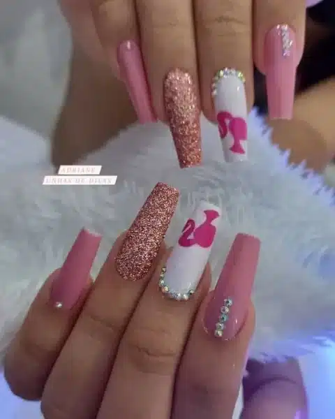 Barbiecore: como criar um design de unhas inspirado nesta tendência