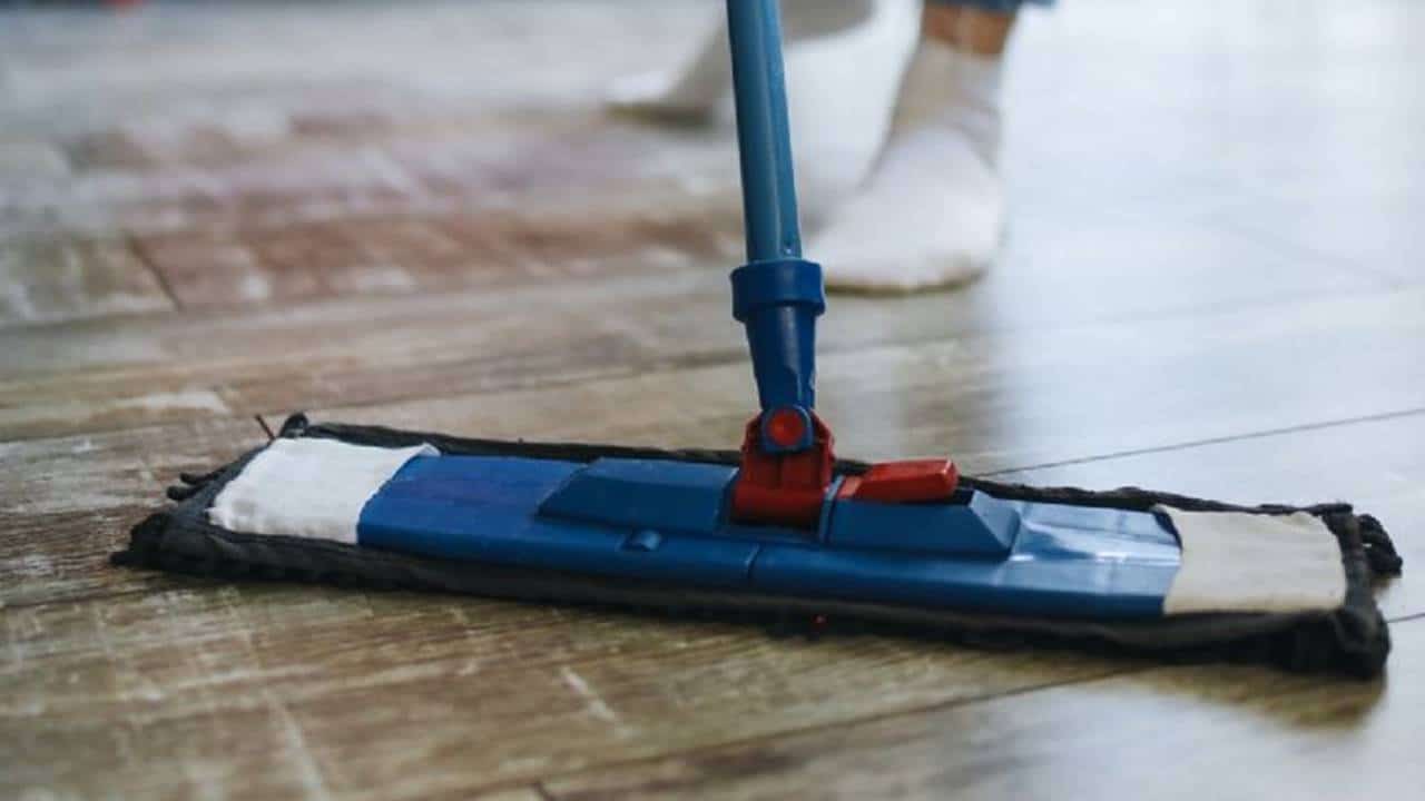 Dicas infalíveis para evitar que o piso fique fosco depois de limpar