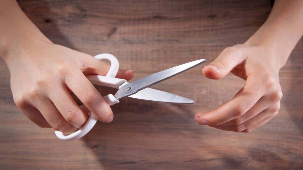 O poderoso significado de colocar uma tesoura debaixo da cama