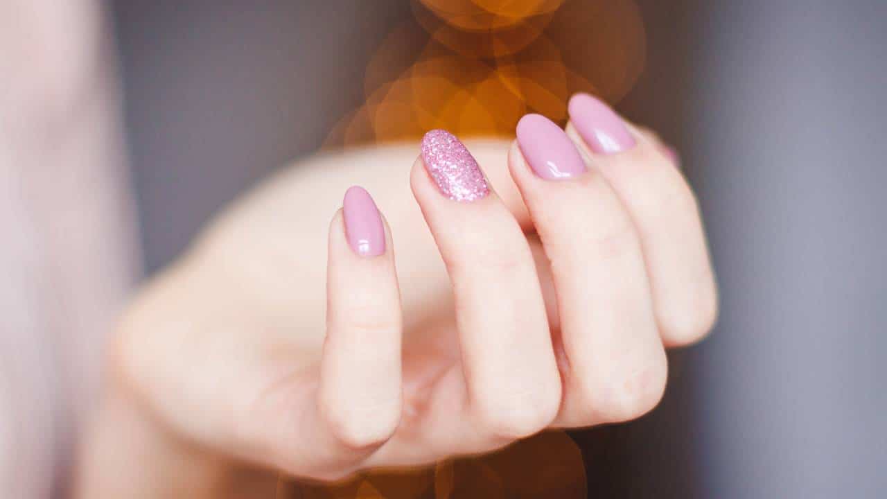 Unhas em tons pastéis: 3 ideias com glitter que vão ser tendência