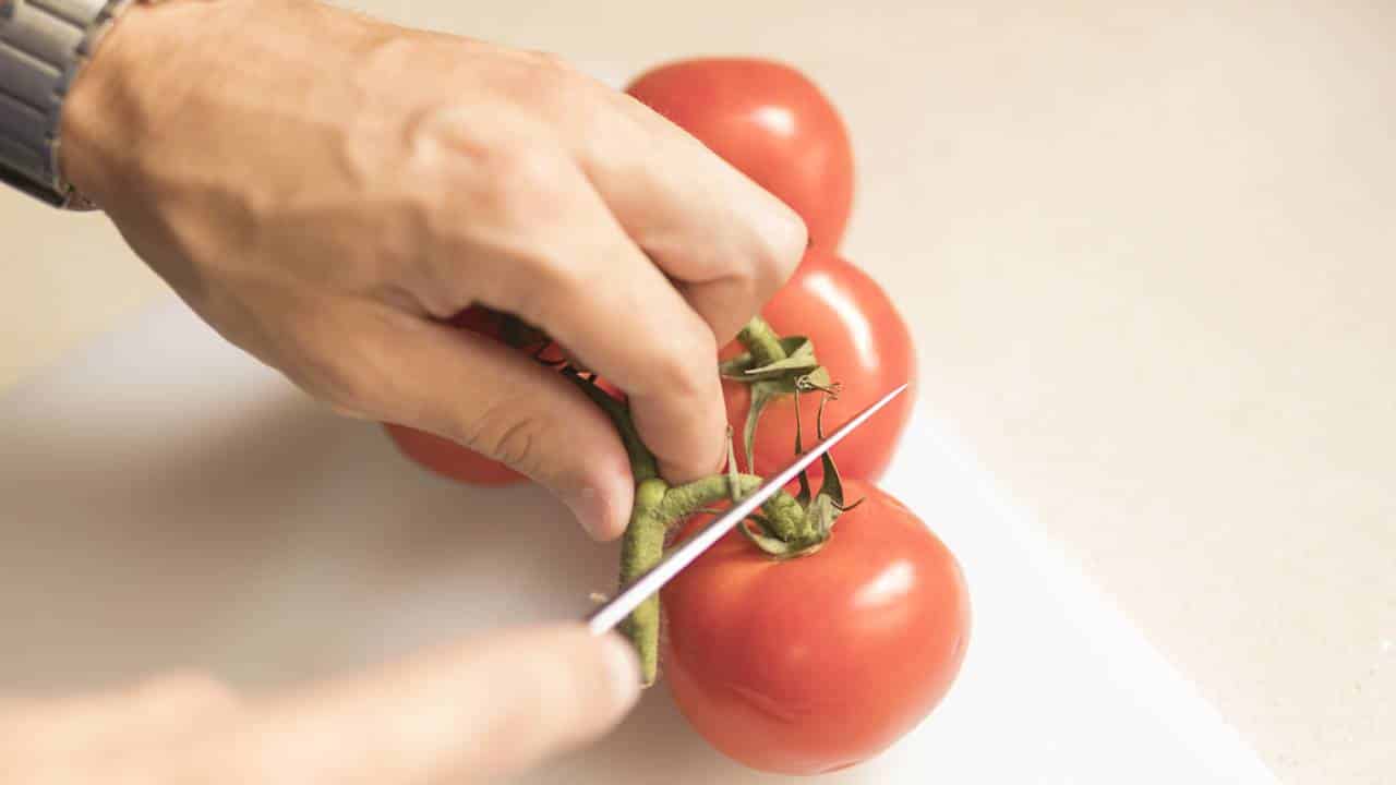 Como tirar a pele do tomate de forma simples