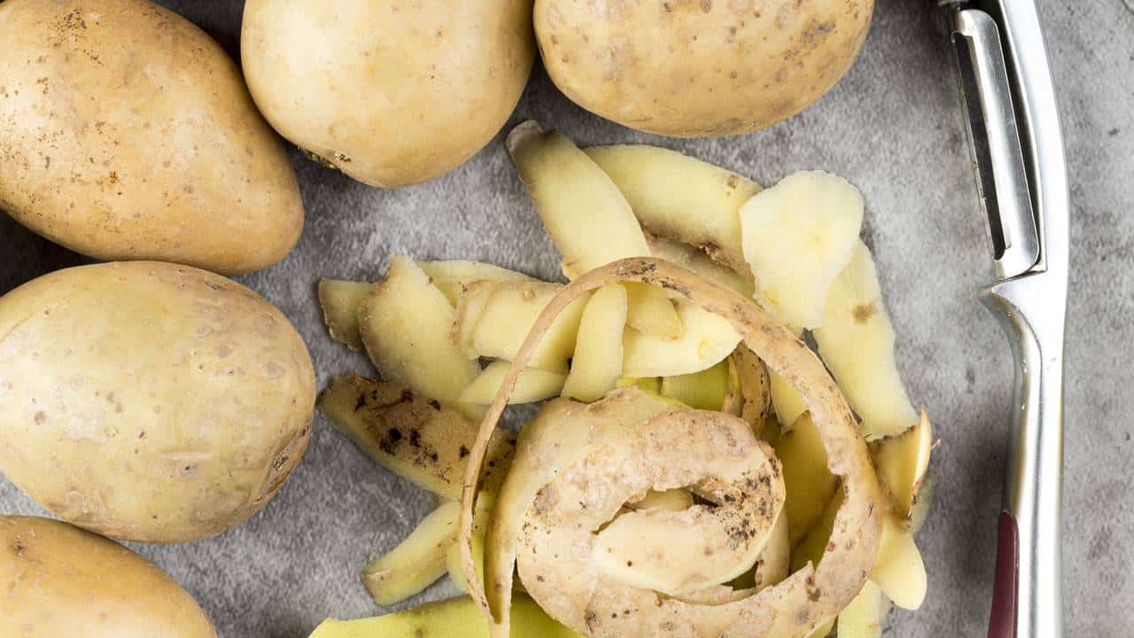 Descubra como reaproveitar as cascas de batata fora da cozinha