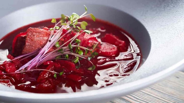 Experimente esta sopa de beterraba super nutritiva