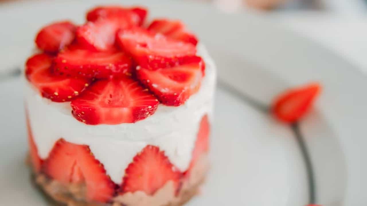 Experimente este bolo de gelatina com frutas super gostoso  