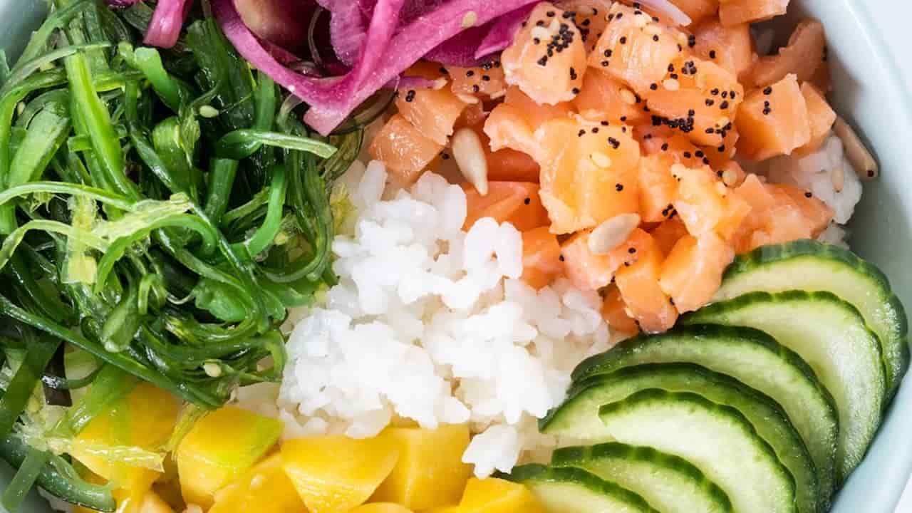 Experimente esta deliciosa e saudável salada de salmão defumado, uma opção rápida e fácil
