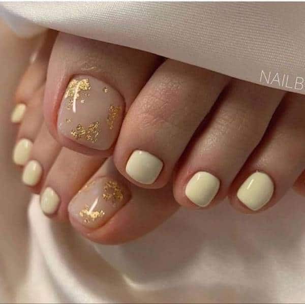 Nude com dourado nails