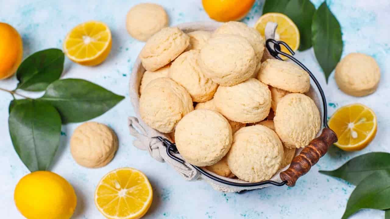 Prepare estes biscoitos de limão bem macios e de sabor delicioso