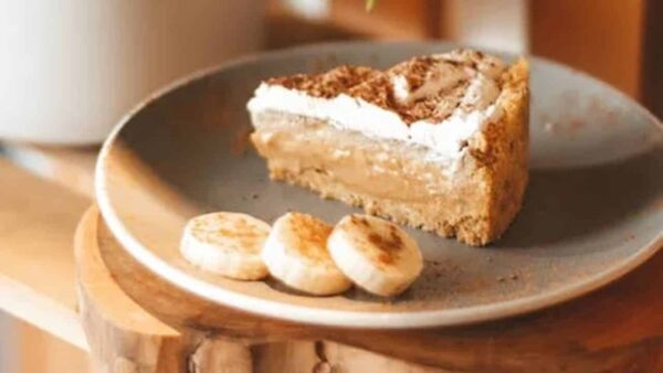 Fácil e rápido: Bolo de biscoito com creme de iogurte