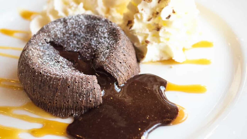 Fácil e de sabor intenso fiz esse pudim de chocolate caseiro