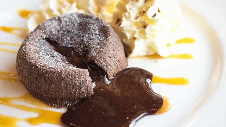 Fácil e de sabor intenso fiz esse pudim de chocolate caseiro