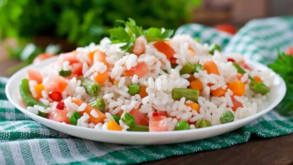  Faça um arroz integral com legumes bastante nutritivo