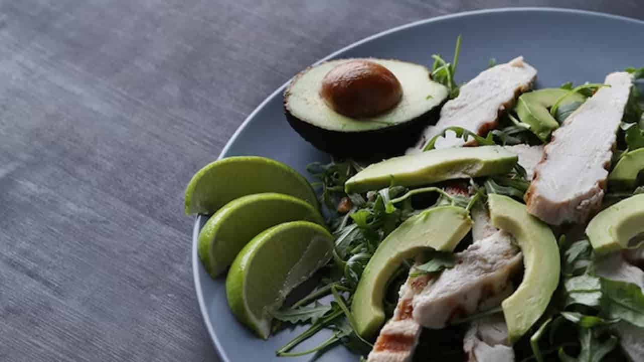 Saudável e nutritiva: Salada de frango com maçã e abacate
