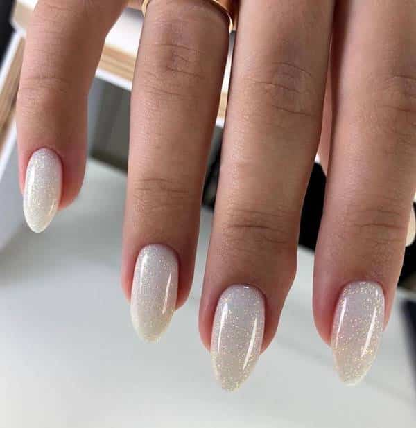 Unhas com glitter branco