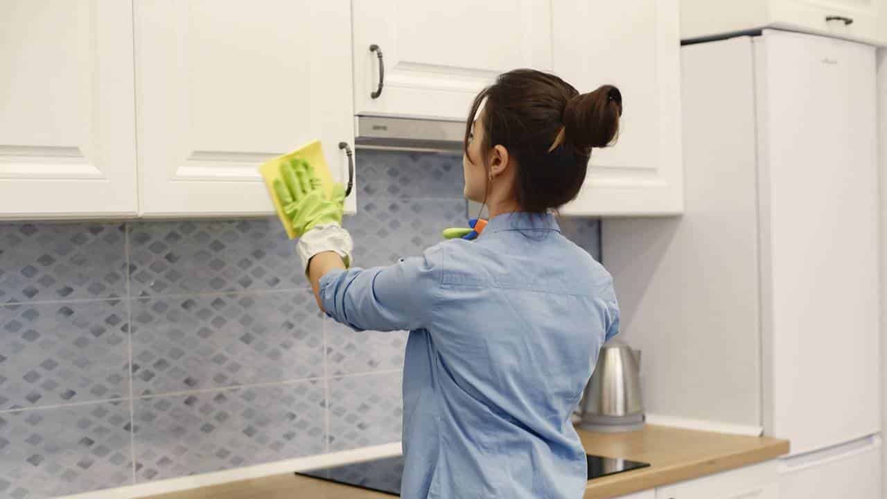 8 TRUQUES para facilitar a limpeza da sua cozinha e poupar tempo