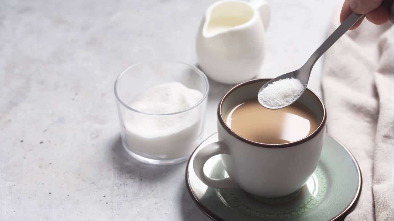 Por que algumas pessoas estão misturando bicarbonato de sódio no café