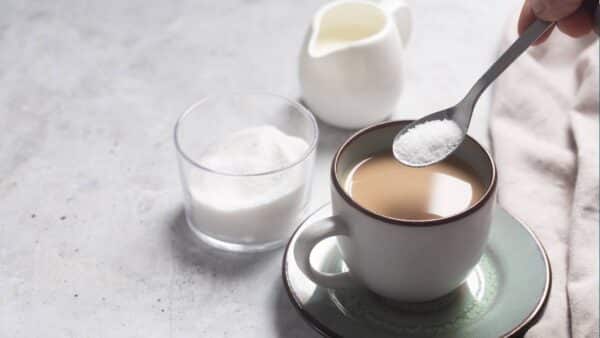 Por que algumas pessoas estão misturando bicarbonato de sódio no café?
