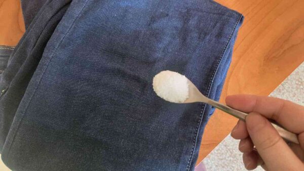 Por que você deve colocar açúcar nas calças jeans antes de lavá-las na máquina?