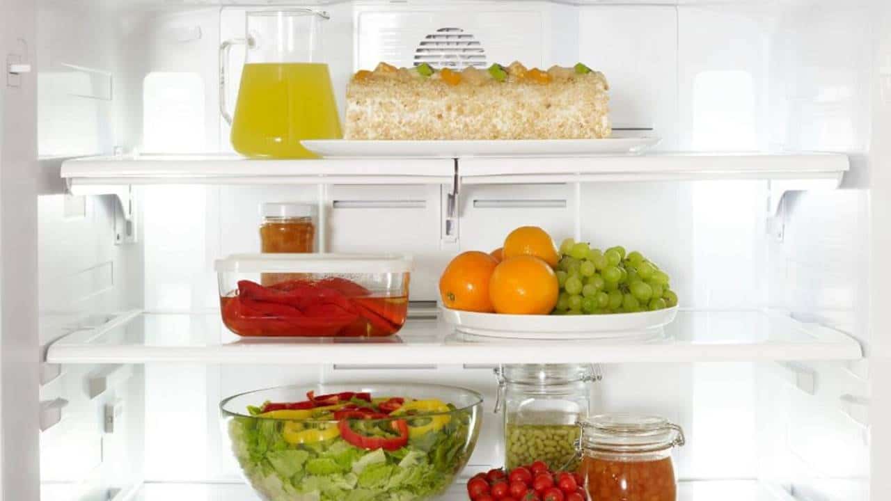 3 truques de limpeza para eliminar o cheiro desagradável da geladeira