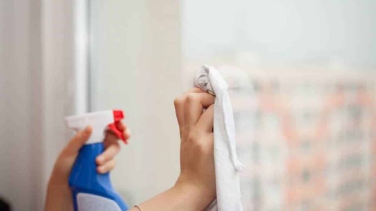 Aprenda a maneia correta de limpar vidros com bicarbonato