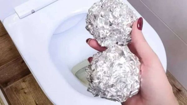 Papel alumínio no banheiro