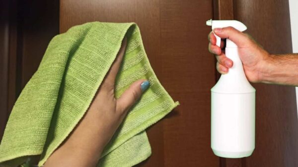 4 receitas de Spray Antipoeira para fazer em casa e limpar seus móveis