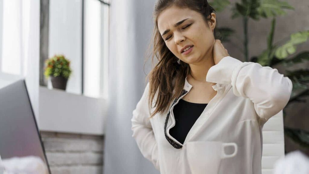 3 exercícios simples para corrigir a sua postura em casa