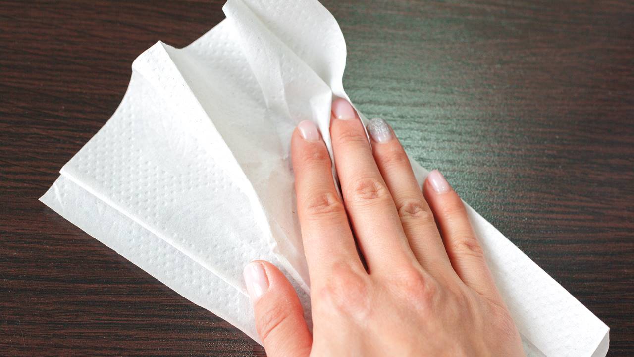 5 coisas para NUNCA limpar com papel toalha!