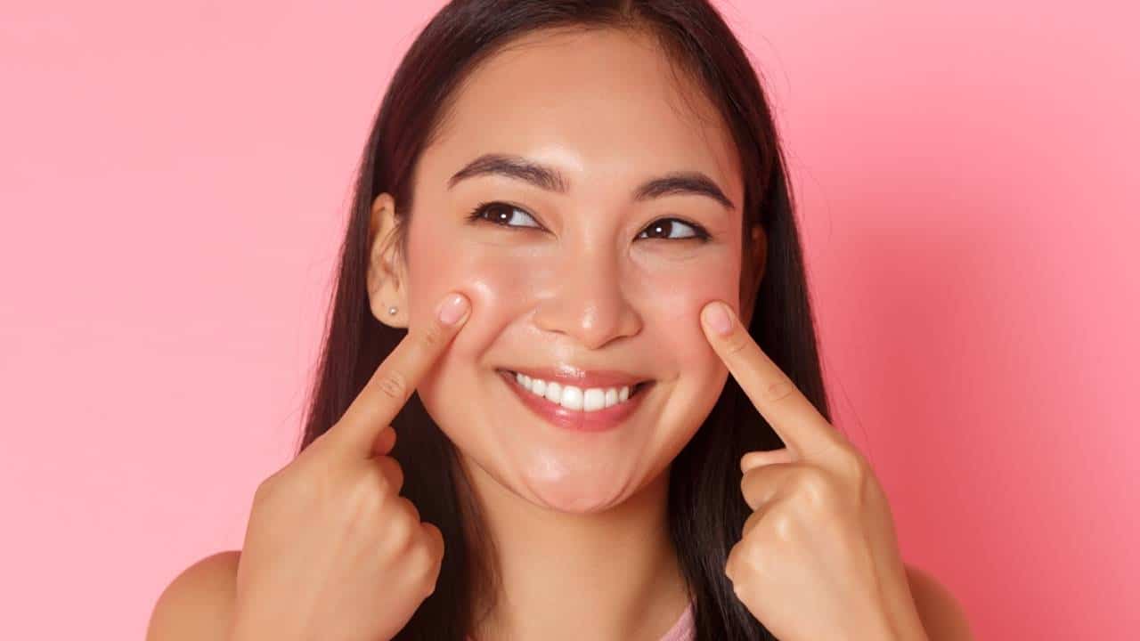 Aprenda a técnica coreana para afinar o rosto em pouco tempo