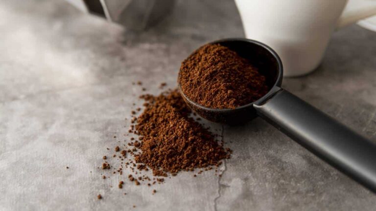 jogar borra de café