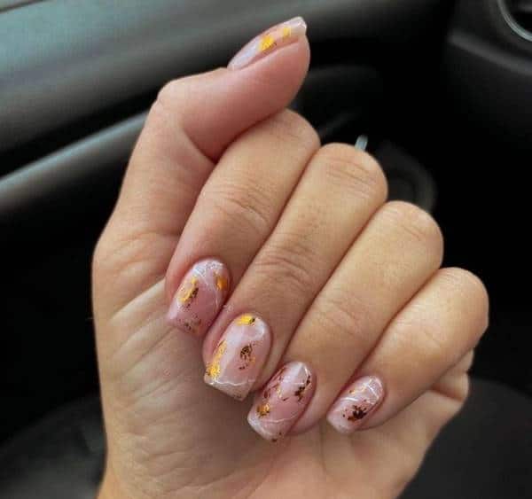 3 designs de unhas marmorizadas elegantes que rejuvenescem as mãos