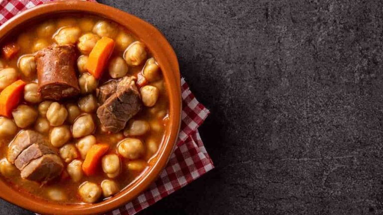 Esta receita de feijão com calabresa é super fácil e gostoso