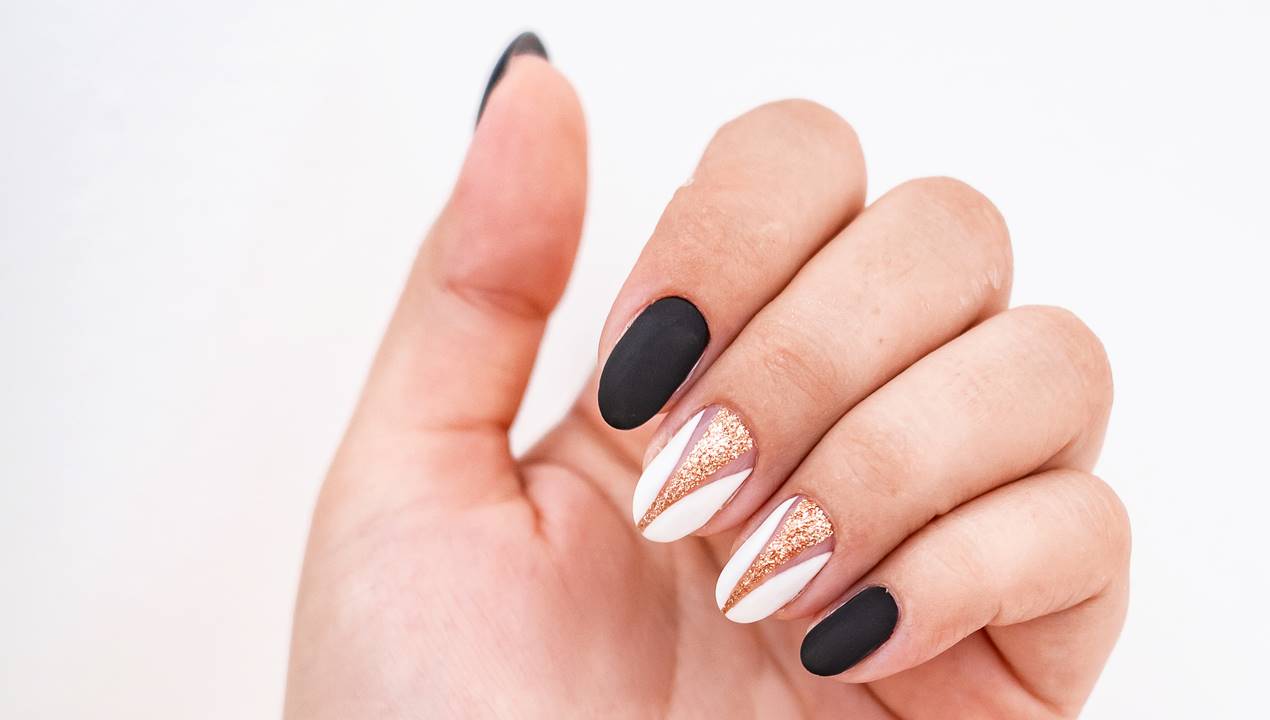 Manicure preta e branca em unhas curtas para exibir elegância