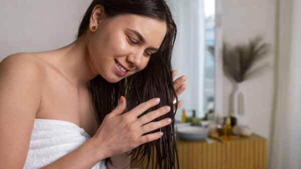Estes são todos os benefícios que ninguém te conta sobre esfoliar o cabelo