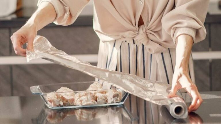 7 perigos de usar papel alumínio no micro-ondas e no cozimento