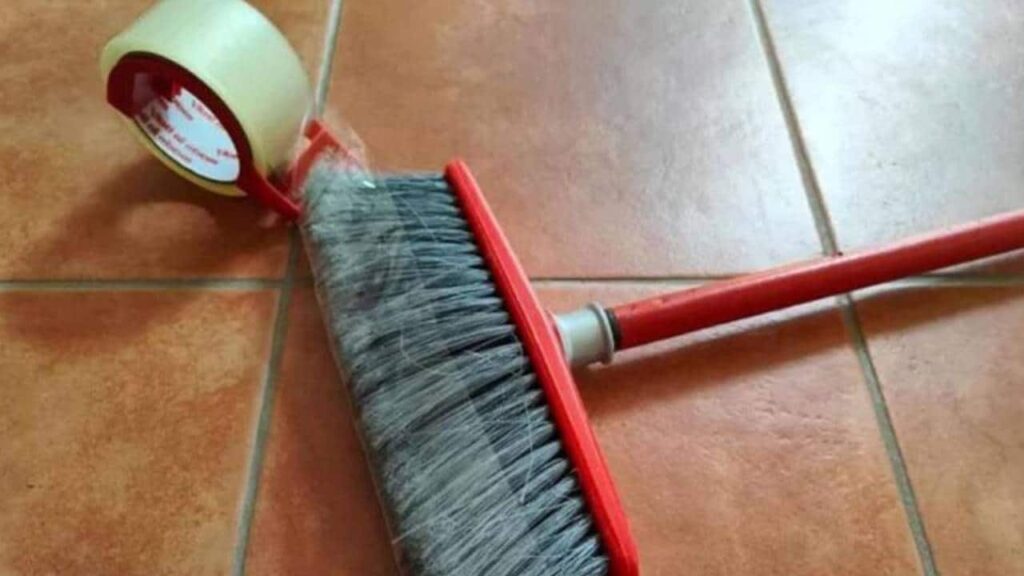 fitas adesivas nas vassouras