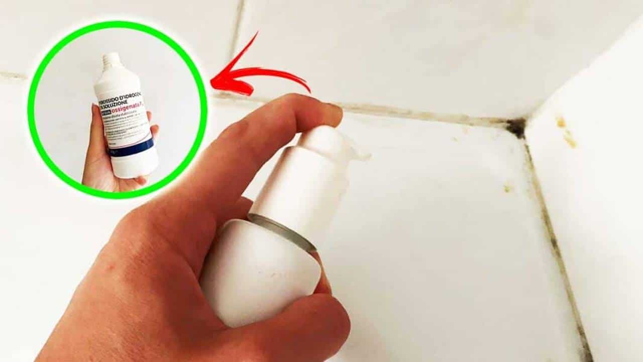 Remova manchas e mofo de pisos e azulejos com o spray faça você mesmo de água oxigenada