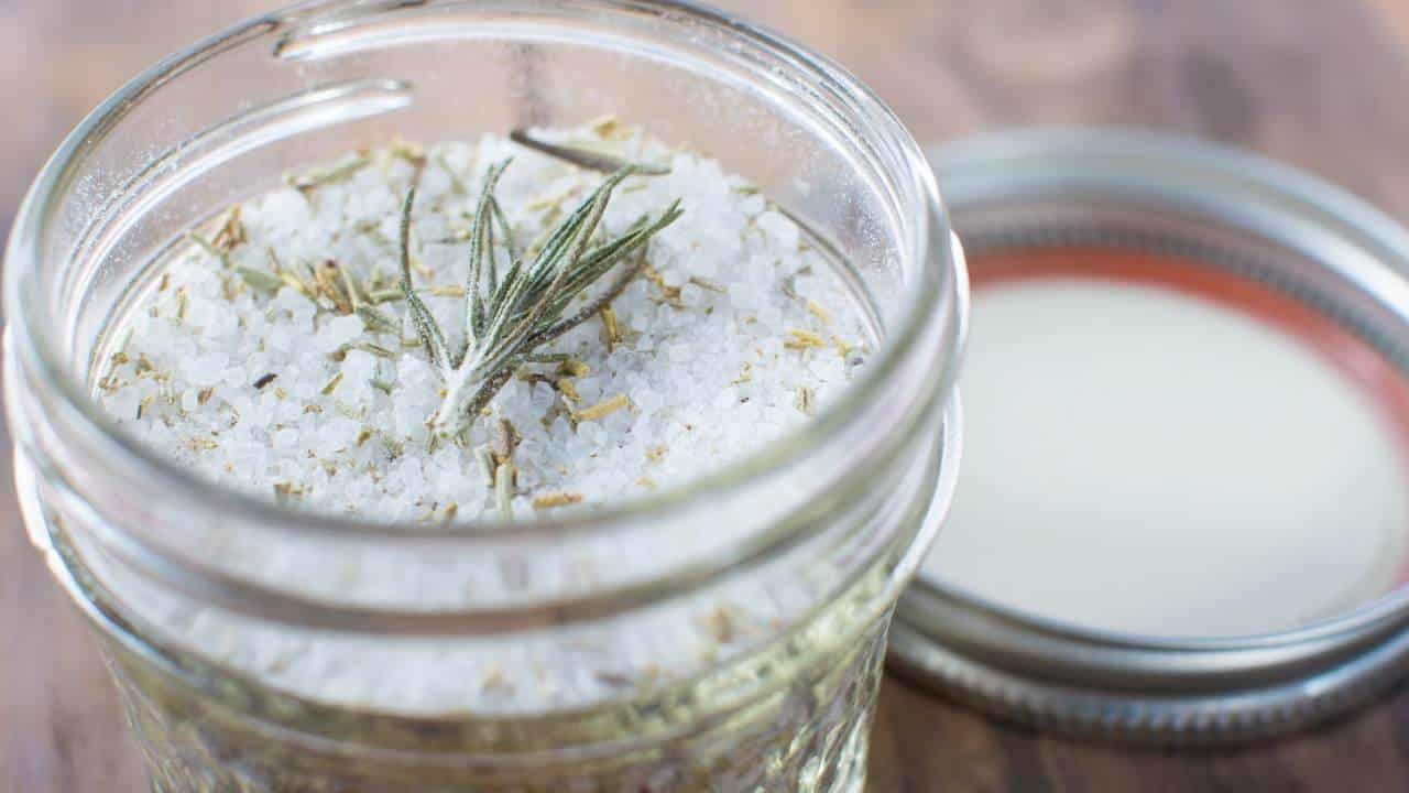 Como fazer sal aromatizado de 10 maneiras muito úteis