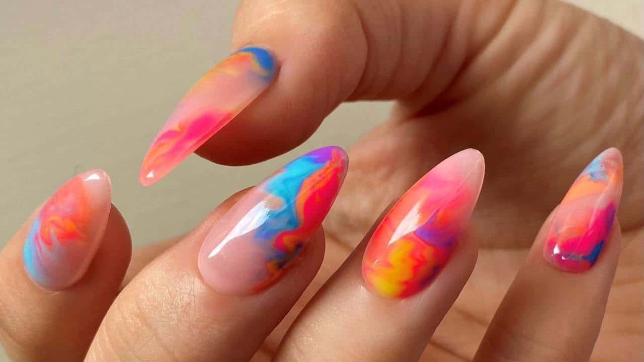 Unhas 'Tie Dye': 3 designs que são ideais para depois dos 35