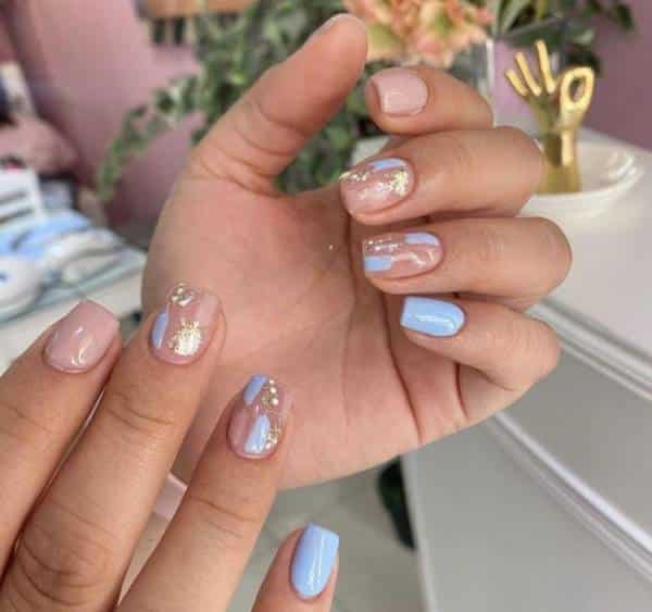 Unhas azul bebê