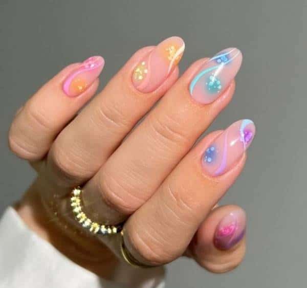 Unhas em tons pastéis: 3 ideias com glitter que vão ser tendência