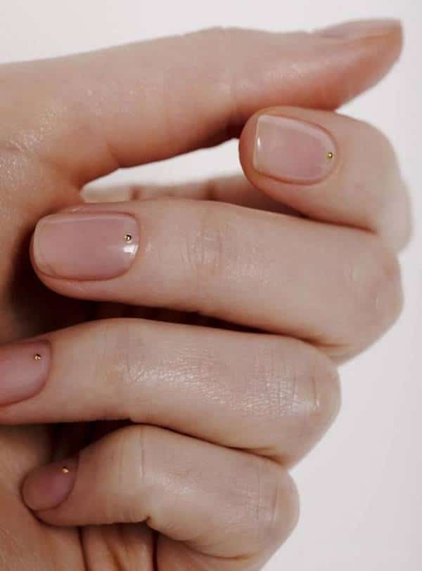 Unhas com esmalte transparente