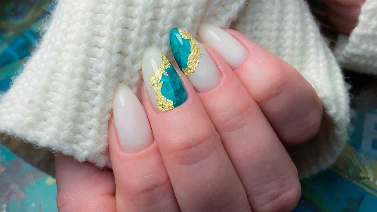 Unhas minimalistas: 3 designs chiques para mulheres de 30 a 40 anos