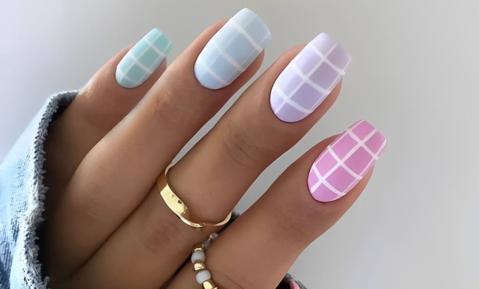 Unhas quadriculadas: Designs modernos para ter mãos fofas e jovens