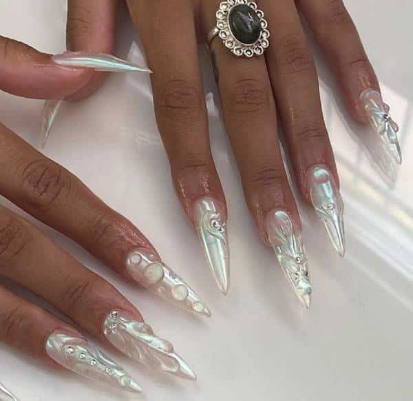 Unhas stiletto peroladas