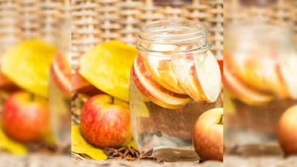 Por que você deve colocar cascas de maçã em um copo de água quente?