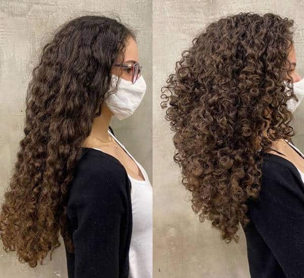 Se começarmos a falar de um dos maiores sucessos em termos de cortes de cabelo, não podemos deixar de mencionar o corte Bob. Graças à sua versatilidade, simplicidade e elegância, o Bob conseguiu filtrar das passarelas das maiores casas de moda para ser visto em celebridades, pessoas que passeavam na rua ou se você fosse daqueles que ousavam seguir a linha do estilo, provavelmente você viu todas as manhãs na frente do espelho.Mas como tudo no mundo, a moda está em constante evolução e você não poderia ficar preso(a) a uma tendência da última temporada. Então, nesta temporada, vem um novo penteado que não só vai te deixar linda, mas também te ajudar a rejuvenescer instantaneamente. Pronto(a) para conhecer essa tendência fabulosa?

Adeus ao corte bob: Novo corte de cabelo que rejuvenesce 20 anos

Corte em camadas em forma de V:

Este novo corte de cabelo é perfeito para todos os comprimentos, formas e texturas de cabelo. Além disso, é muito fácil de estilizar e você pode adaptá-lo ao seu estilo pessoal, sem sair da moda. Para obter um corte em V, basta ir ao seu salão de confiança ou ao seu estilista favorito e pedir o seu penteado da seguinte maneira:

Existem duas formas de usar o corte em V. A primeira é com as mechas mais curtas por fora do cabelo e as mais compridas por dentro. Mas você também pode optar pela segunda opção, onde a ordem é inversa, ou seja, com as mechas curtas por dentro e as pontas mais compridas por fora. Se ainda não está convencida, aqui vão alguns motivos que vão te fazer mudar:

O corte em V traz movimento e leveza.
Você pode alterá-lo de acordo com seu comprimento ideal sem modificar a forma.
Isso lhe dará uma aparência mais rejuvenescida em pouco tempo.
Fica bem em cabelos cacheados, ondulados ou lisos.
Não espere mais e atreva-se a usar o novo look em camadas em forma de V, que rejuvenesce até 20 anos. É tão versátil que pode combiná-lo com alguma outra cor de cabelo, descoloração, luzes ou tratamento cosmético no couro cabeludo.