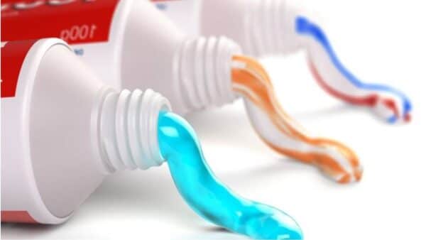 8 maneiras de usar pasta de dente na limpeza