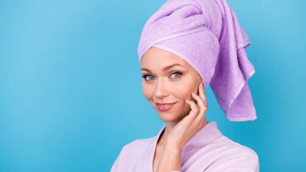 Quanto tempo deixar a toalha na cabeça para evitar danificar o cabelo?